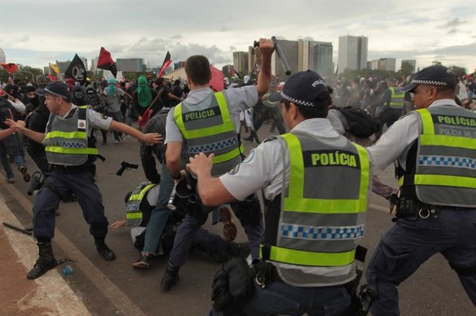 Бразилию охватили массовые протесты. Фото