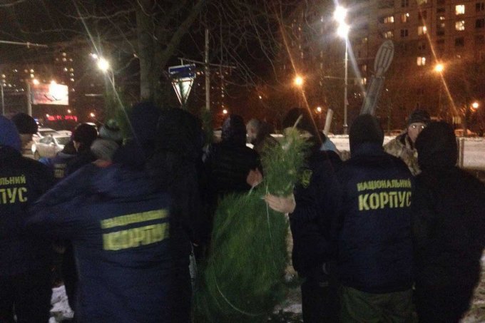 Активисты корпуса «Азов» «конфисковали» елки и раздали их харьковчанам