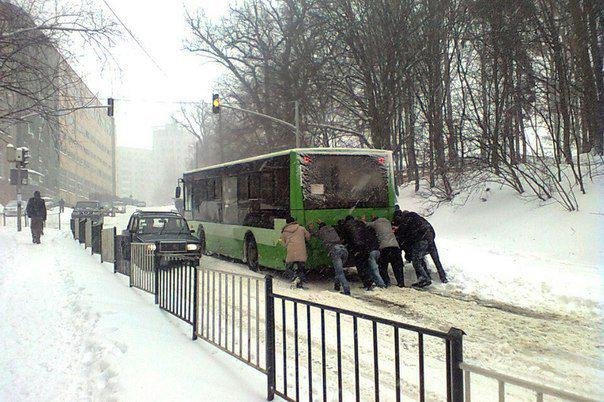 Три человека погибло на дорогах Украины из-за тяжелых погодных условий