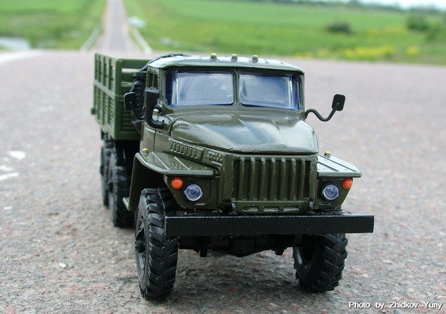 В Хмельницком детям продают игрушечную технику российской армии