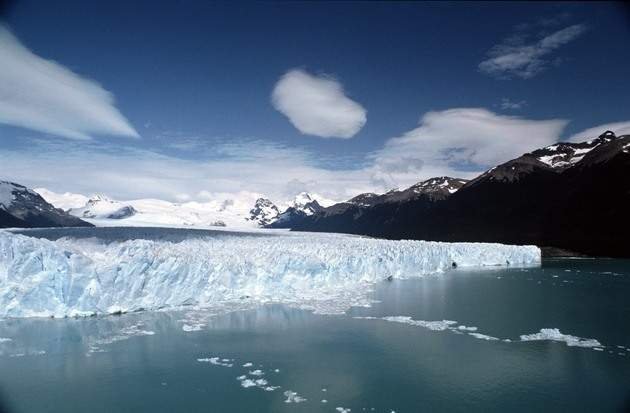 Двигающийся ледник Перито-Морено впечатляет своими габаритами. Фото