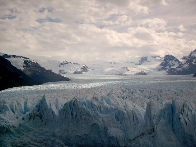 Двигающийся ледник Перито-Морено впечатляет своими габаритами. Фото
