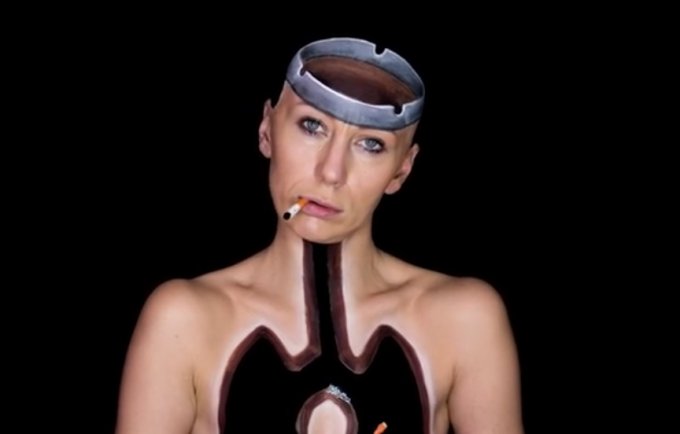 Сербская художница оригинально борется с курением. Видео