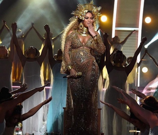 Беременная Бейонсе щеголяла на "Grammy Awards 2017" в прозрачном платье. Фото