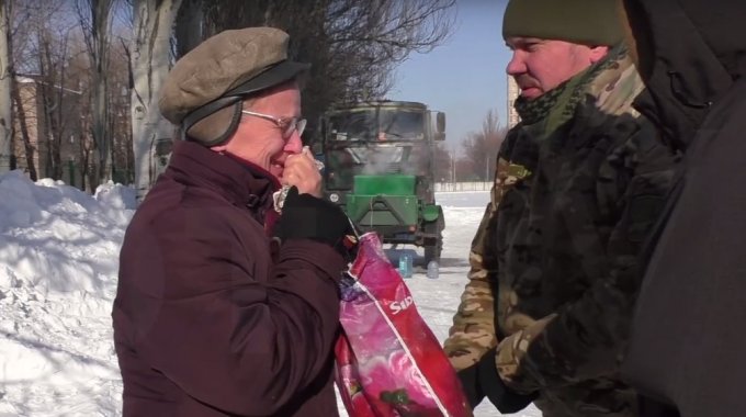 Жительница Авдеевки слезно попросила украинских военных не сдаваться. Видео