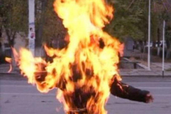 Горящий в огне мужчина поверг в шок жителей Нью-Йорка. Видео