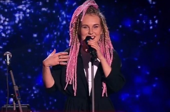 Одесситка с розовыми волосами покорила судей шоу "Голос країни". Видео