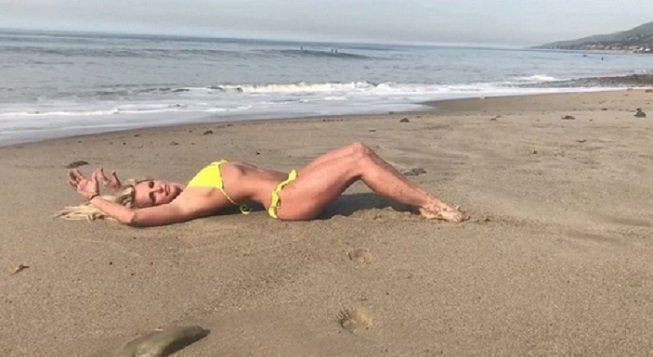 Бритни Спирс сверкнула подтянутым телом на пляже