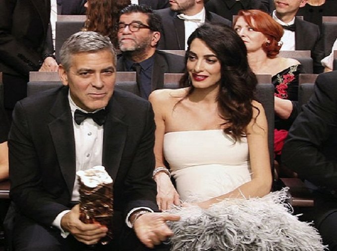 Беременная Амаль Клуни очаровала публику