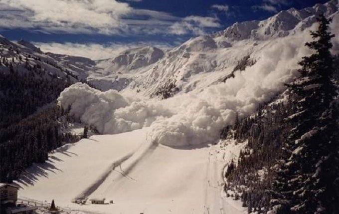 Трагедия в горах Австрии: снежная лавина накрыла 5 туристов