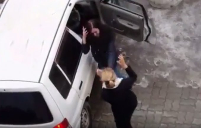 Грандиозная драка двух россиянок из-за места на парковке. Видео