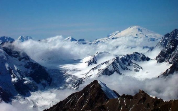 На Эльбрусе двое опытных альпинистов сорвались с высоты 4,9 км