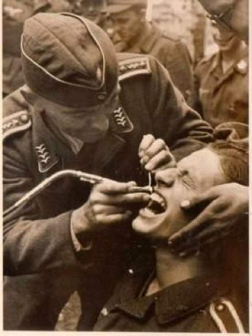 Эти давние снимки "у стоматолога" наводят ужас на общество. Фото