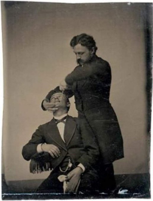 Эти давние снимки "у стоматолога" наводят ужас на общество. Фото