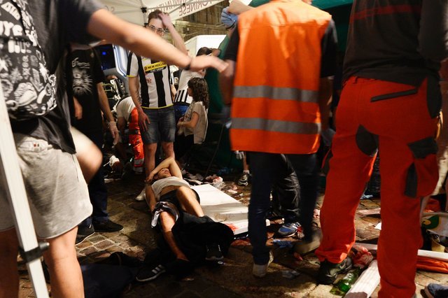 В Турине в давке болельщиков пострадало более тысячи человек. Видео