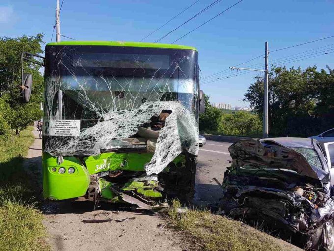 В Харькове иномарка протаранила троллейбус: без жертв не обошлось