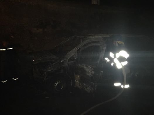 Ночью в центре Киева сгорел Mercedes