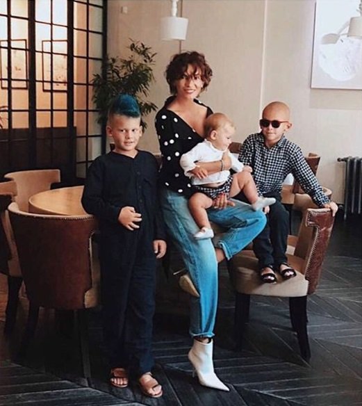 Полина Неня поделилась свежим фото с подросшими сыновьями
