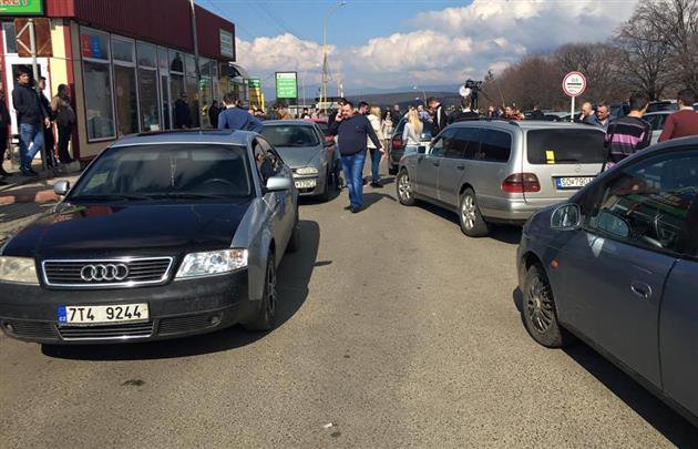 На западе Украины легковые авто перекрыли границу со Словакией
