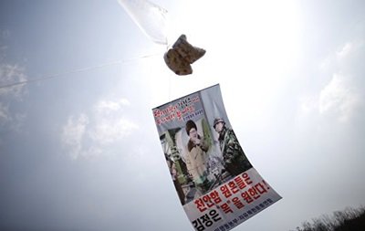 Южная Корея засыпала КНДР десятками тысяч листовок