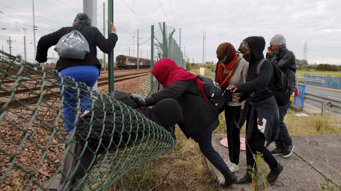 Иранские мигранты зашили себе рты во Франции