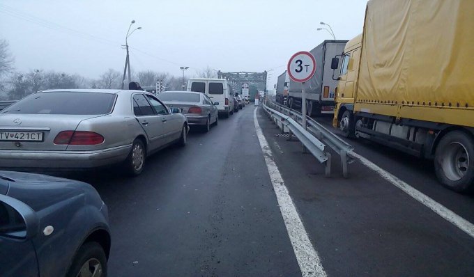 На западе Украины легковые авто перекрыли границу со Словакией