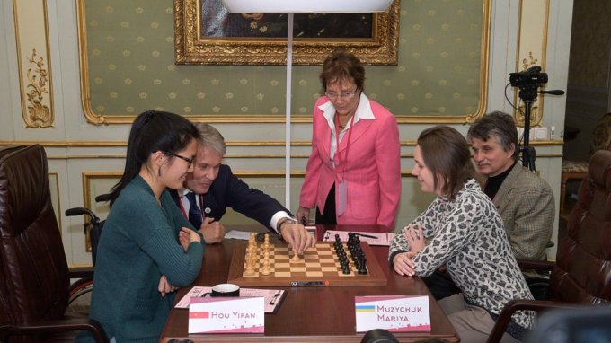 Шахматный турнир между Музычук и Ифань проходит в несчастливом дворце