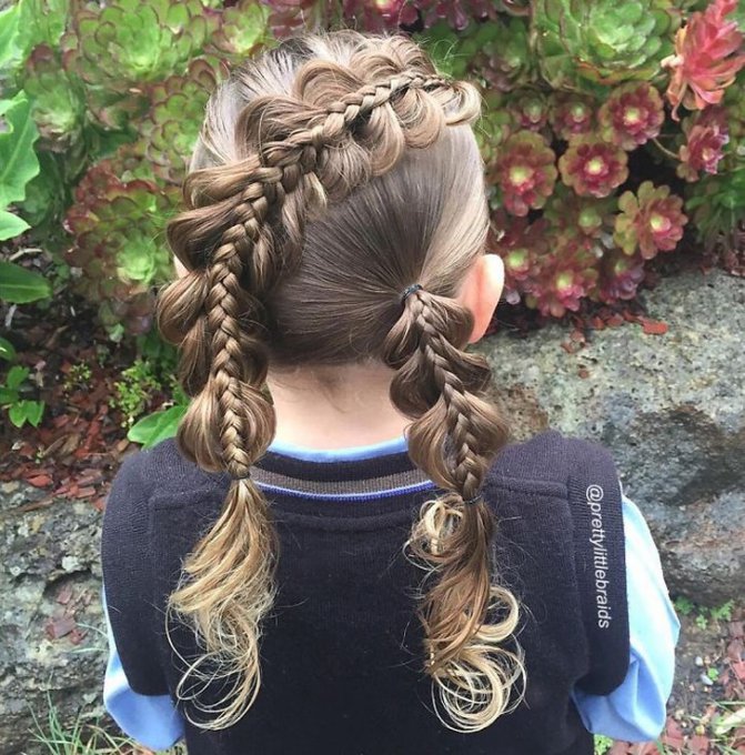 Мама  ежедневно заплетает невероятные косы своей дочери. Фото
