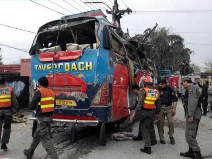 16 человек погибли вследствие  взрыва автобуса в Пакистане