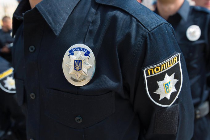Патрульный полицейский в Киеве украл из авто 17 тыс. долларов