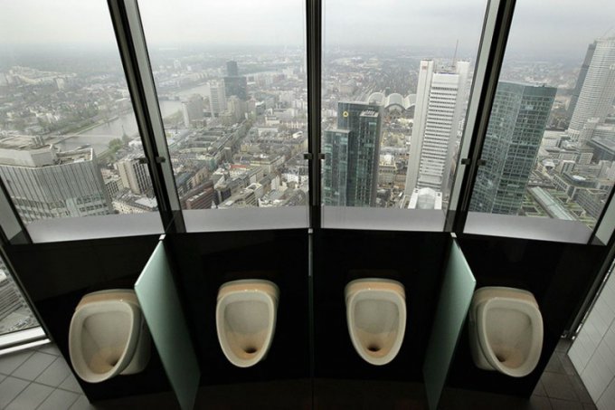 Туалетные комнаты с удивительным видом из окна. Фото