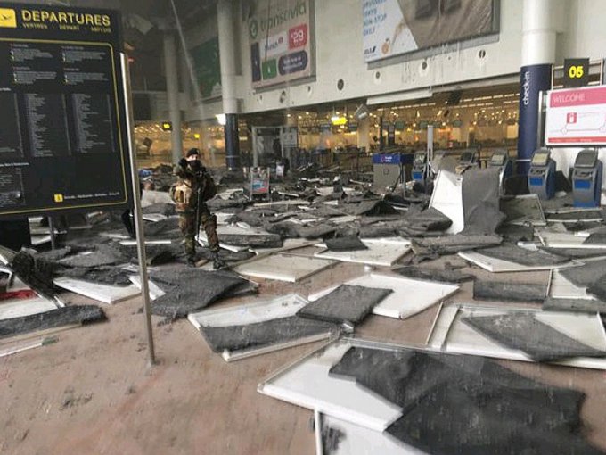 Первые моменты после взрыва в аэропорту Брюсселя. Видео