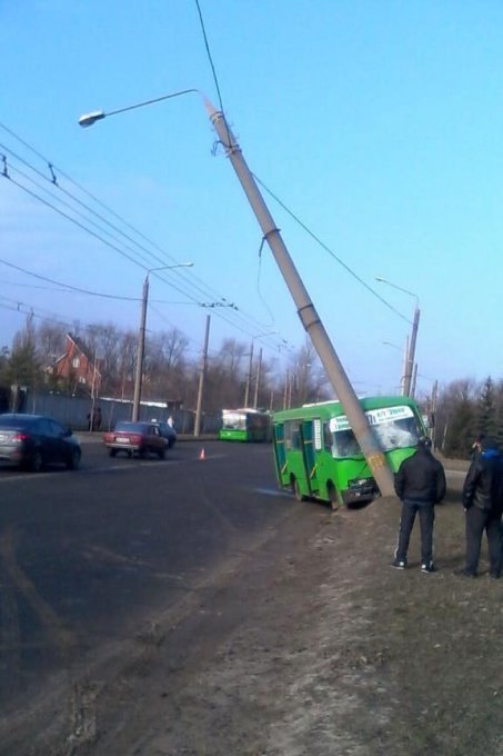 В Харькове маршрутка с пассажирами врезалась в столб