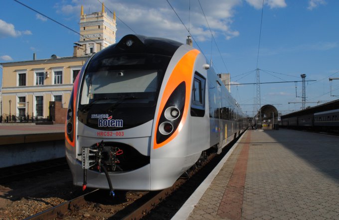 Пассажиров поезда "Киев-Днепропетровск" срочно эвакуировали из вагонов