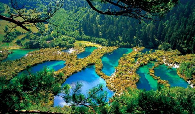 Природное чудо: уникальное озеро в Китае. Фото