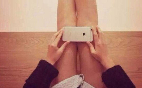 Интернет рассмешил флешмоб, в котором сравнивают толщину колен с iPhone