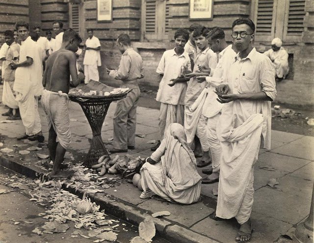 Колоритная жизнь бывшей столицы Индии глазами военного фотографа. Фото