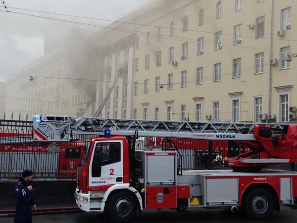 В Москве эвакуируют людей из горящего здания Минобороны РФ. Видео