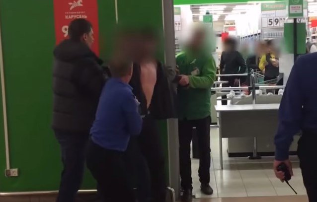 В России вор уcтроил настоящее шоу, пытаясь вынести из супермаркета алкоголь. Видео 