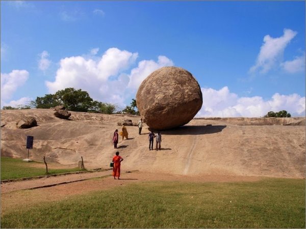 250-тонный камень, который более 1000 лет висит в воздухе. Фото
