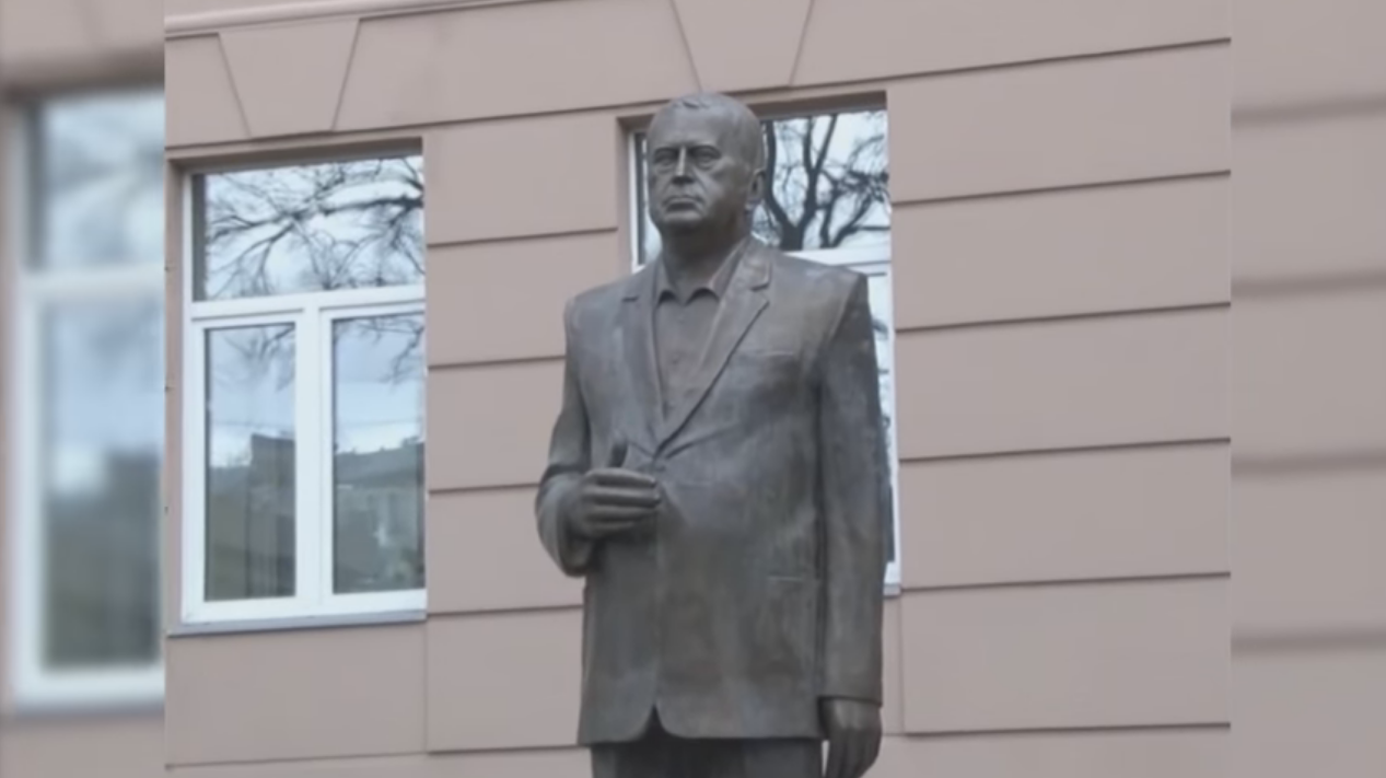 Памятник жириновскому в москве