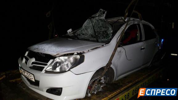 В Киеве водитель чудом выжил после опрокидывания авто