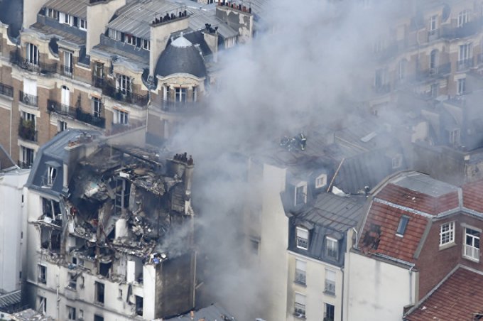 В Париже из-за взрыва обрушилась часть дома. Видео