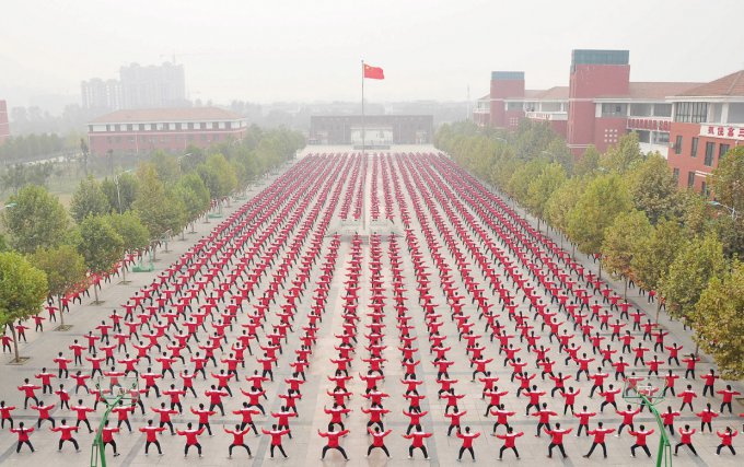 Захватывающее зрелище многотысячной толпы в Китае. Фото