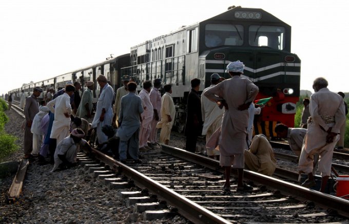 В Пакистане на воздух взлетел пассажирский поезд