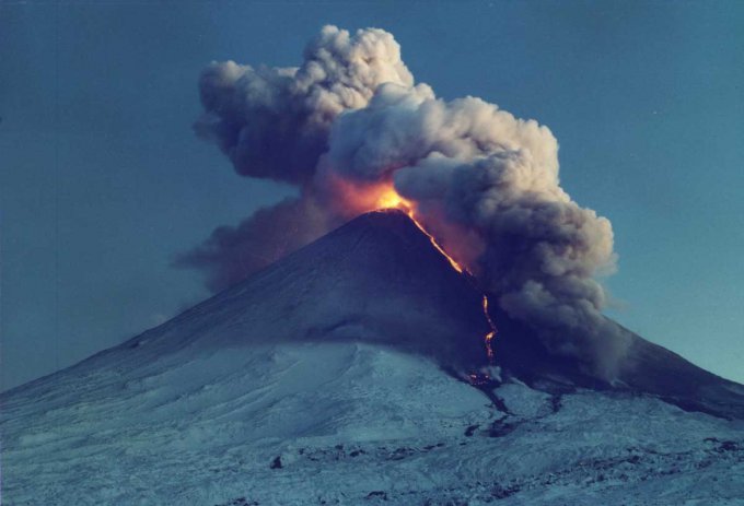 В России на Камчатке началось извержение вулкана 