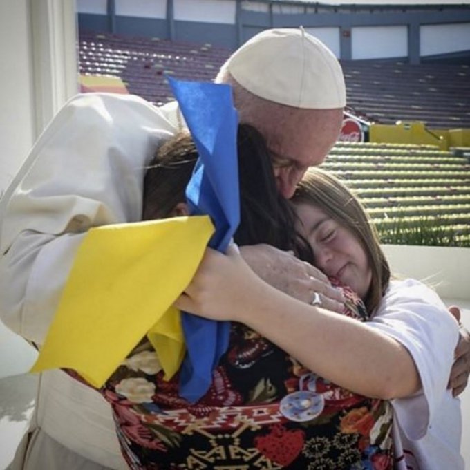 На фото Папы Римского символ синдрома Дауна перепутали с флагом Украины