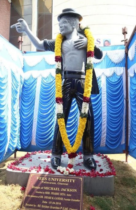 В Индии открыли необычный памятник Майклу Джексону