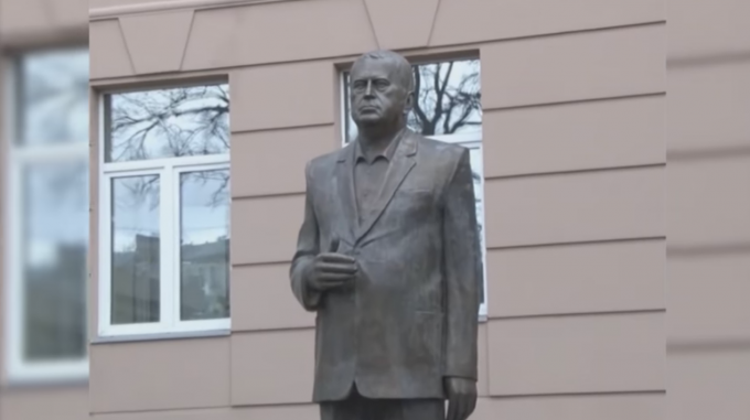 В Сети смеются над прижизненным памятником Жириновскому