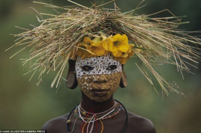 Колоритные наряды африканских племен из цветов и вулканической пыли. Фото